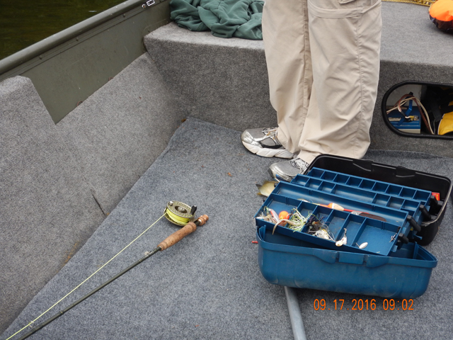 DSCN1684.jpg -             Oh, it dropped in the boat.  Right by his foot.  Grab the fish Dave!!  Just grab it!                   