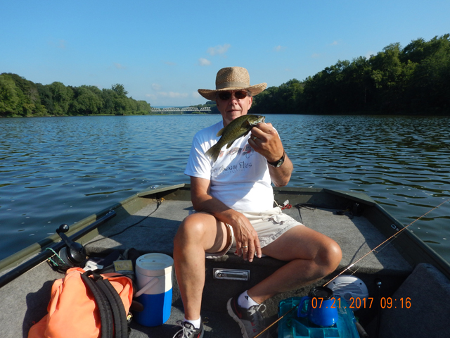 DSCN2222.jpg - Yup, I broke out my river hat for this trip.  The sun was cruel. and the hat really helps.                               