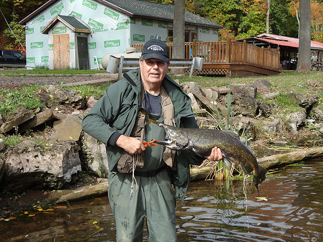 DSC00352.jpg -                                Dave with a nice one.