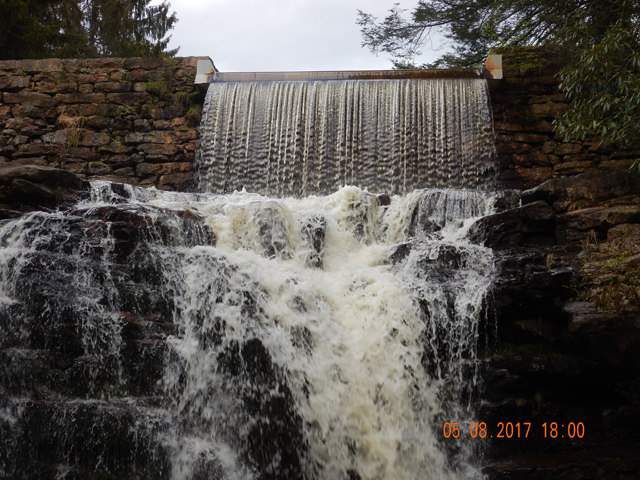 DSCN1986.jpg - This is the lake overflow.                                