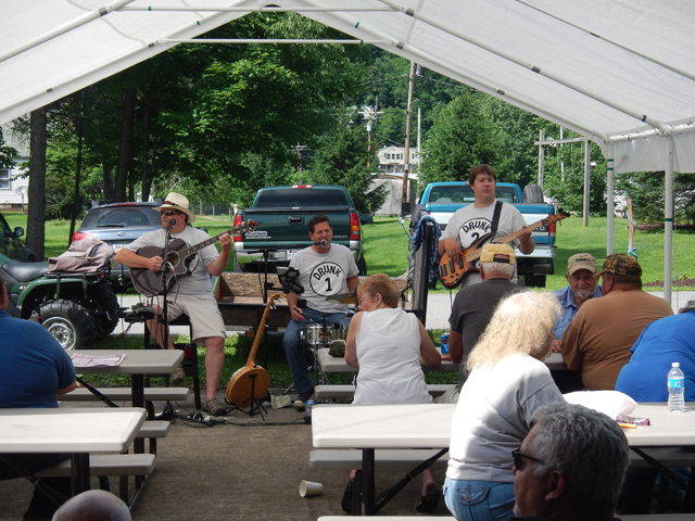 DSCN0231.jpg -                                The live band.