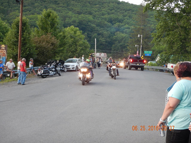 DSCN1476.jpg - Traffic on the way in.                               